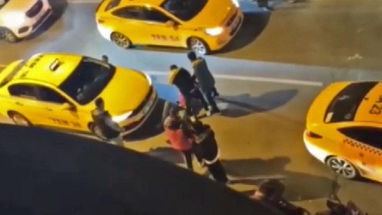 Taksi şoförleri yabancı uyruklu müşteriyi darp etti