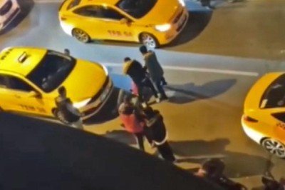 Taksi şoförleri yabancı uyruklu müşteriyi darp etti