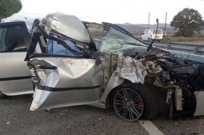 Anne ve bebeğini ayıran korkunç kaza! | Otomobil TIR'a arkadan çarptı