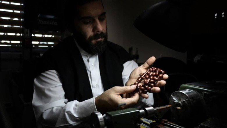 Gündüz tespih taneleriyle akşam sema gösterisiyle Allah'ı zikrediyor