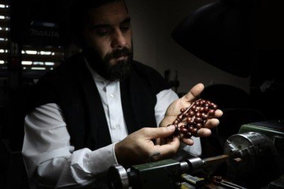 Gündüz tespih taneleriyle akşam sema gösterisiyle Allah'ı zikrediyor