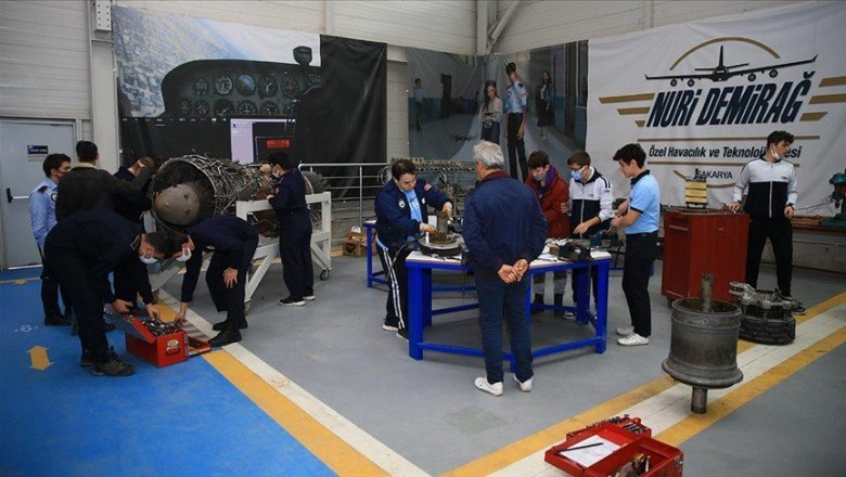 Havacılık meraklısı gençler uçaklardaki uygulamalı eğitimle sektöre hazırlanıyor