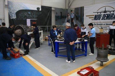 Havacılık meraklısı gençler uçaklardaki uygulamalı eğitimle sektöre hazırlanıyor