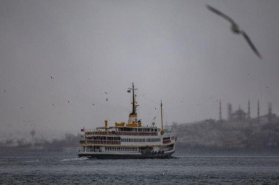 İstanbul ve İzmir'de deniz ulaşımına olumsuz hava engeli