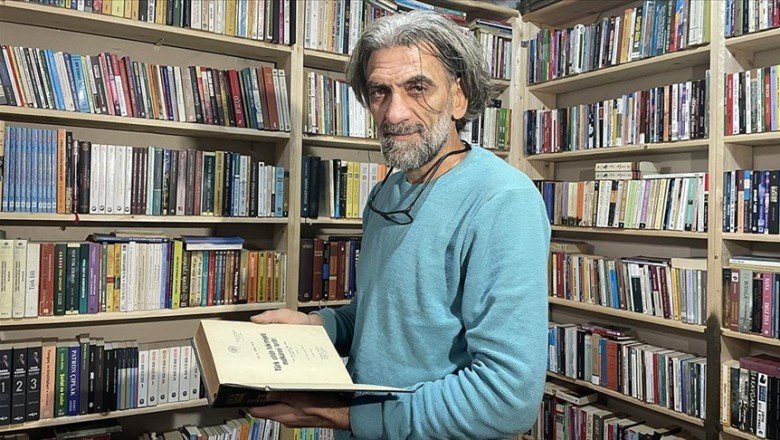 Kitap okuma tutkusuyla biriktirdiği 10 bin kitapla sahaf oldu