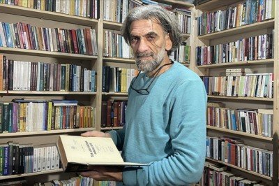 Kitap okuma tutkusuyla biriktirdiği 10 bin kitapla sahaf oldu