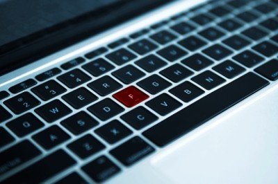 Klavyelerdeki F ile J harfindeki çizgiler ne anlama geliyor? Hemen hemen herkes kullanıyor ama bu detayı kimse bilmiyor