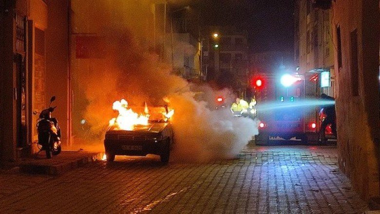 Park halindeki otomobili ateşe verip bakın ne yaptı!