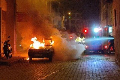 Park halindeki otomobili ateşe verip bakın ne yaptı!
