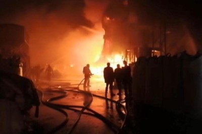 Esenyurt'ta plastik fabrikasında yangın