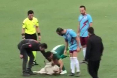 Sahaya giren köpek maçın gecikmesine neden oldu