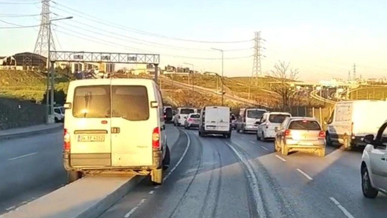 Trafikten kaçmaya çalışırken refüje takılı kaldı