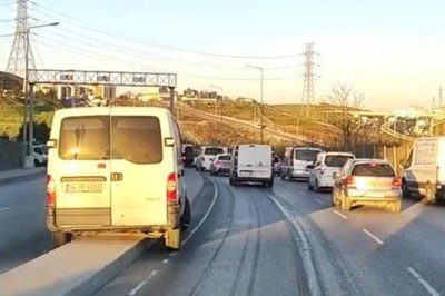 Trafikten kaçmaya çalışırken refüje takılı kaldı
