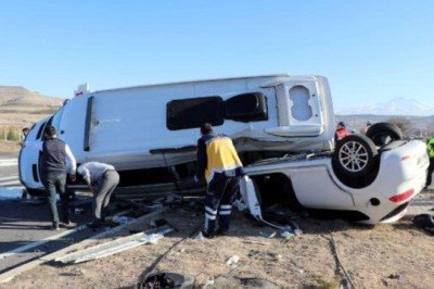 Cenaze ve nişana gidenlerin olduğu araçlar çarpıştı: 7 yaralı