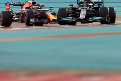 Formula 1'de olay yaratan başlangıç! Verstappen liderliği almak istedi ancak Hamilton...