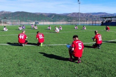 Futbolcular ve hakemler sahada kitap okudu