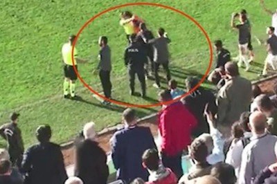 Kırmızı kart gören futbolcu, hakeme kafa atınca maç tatil edildi