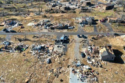 ABD'de hortumun verdiği zarar havadan görüntülendi