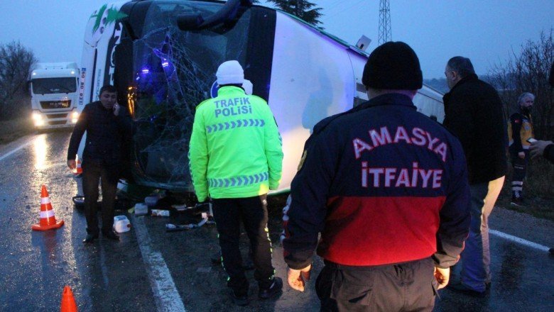 Amasya'da yolcu otobüsü devrildi: 2 ölü, 24 yaralı