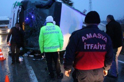 Amasya'da yolcu otobüsü devrildi: 2 ölü, 24 yaralı