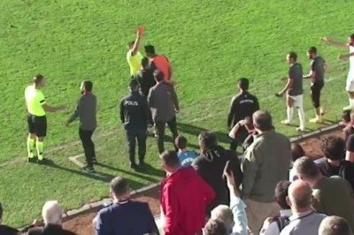 Hakeme kafa atan futbolcu 'özür' diledi