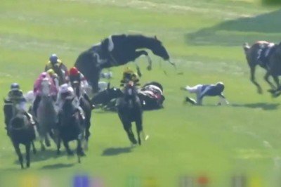 Hong Kong'taki at yarışında korkunç kaza