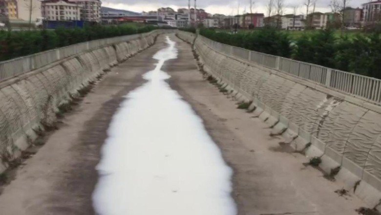 İstanbul'da dereden akan beyaz madde korkuttu