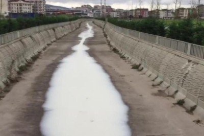 İstanbul'da dereden akan beyaz madde korkuttu