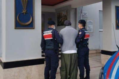 Kemer’de 14 ayrı suçtan 4 yıl hapis cezası olan şahıs yakalandı