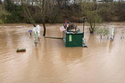 Bartın'da sağanak: Irmak taştı, yollar kapandı