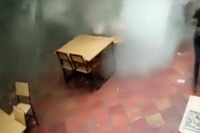 Çöken çatının altında kalmaktan son anda kurtuldu