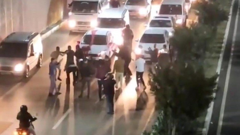 Düğün konvoyu 'oynamak' için yolu trafiğe kapattı