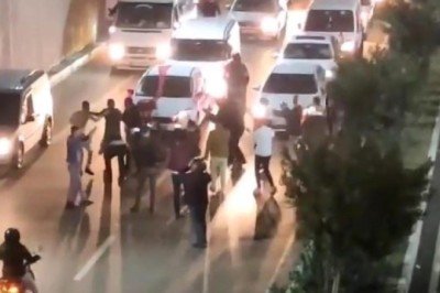 Düğün konvoyu 'oynamak' için yolu trafiğe kapattı