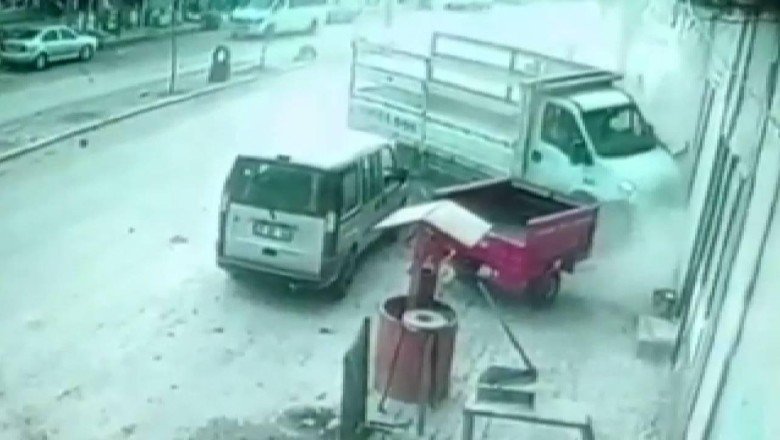 Freni boşalan kamyonet alışveriş yapanları teğet geçti