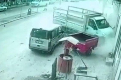 Freni boşalan kamyonet alışveriş yapanları teğet geçti