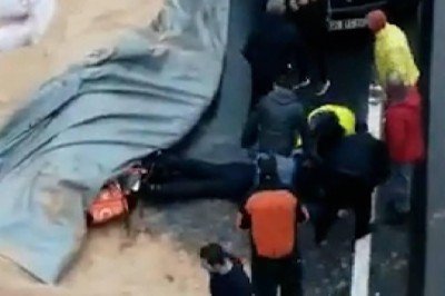 Kepek yüklü kamyon motosikletli kuryenin üzerine devrildi