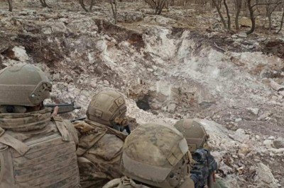 Orgeneral Çetin teröristlerin etkisiz hale getirildiği mağarayı inceledi