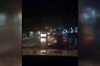 Yakıtı biten sürücünün yardımına polis yetişti