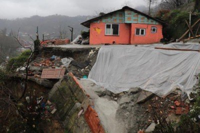 Zonguldak'ta heyelan anı ve yaşanan panik kamerada