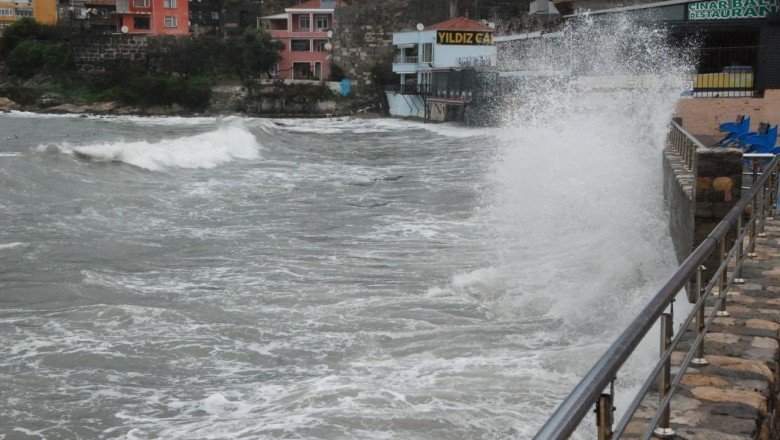 Amasrada etkili olan fırtınada gemiler limana sığındı