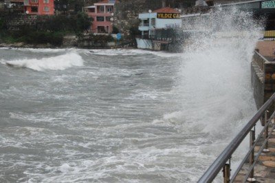 Amasrada etkili olan fırtınada gemiler limana sığındı