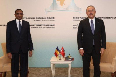 Bakan Çavuşoğlu, Kamerun ve Çadlı mevkidaşlarıyla görüştü