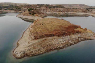 Baraj suları çekildi 4 bin yıllık höyük ortaya çıktı