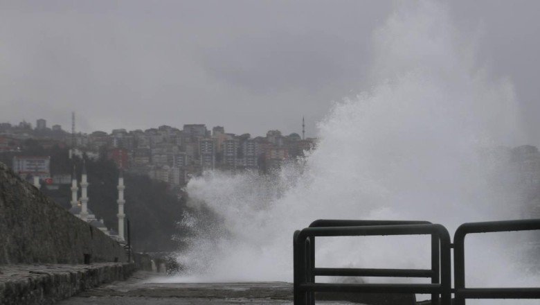 Batı Karadeniz'de kuvvetli rüzgar: Dalgalar 7 metreyi aştı