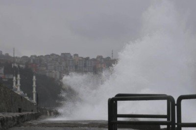 Batı Karadeniz'de kuvvetli rüzgar: Dalgalar 7 metreyi aştı