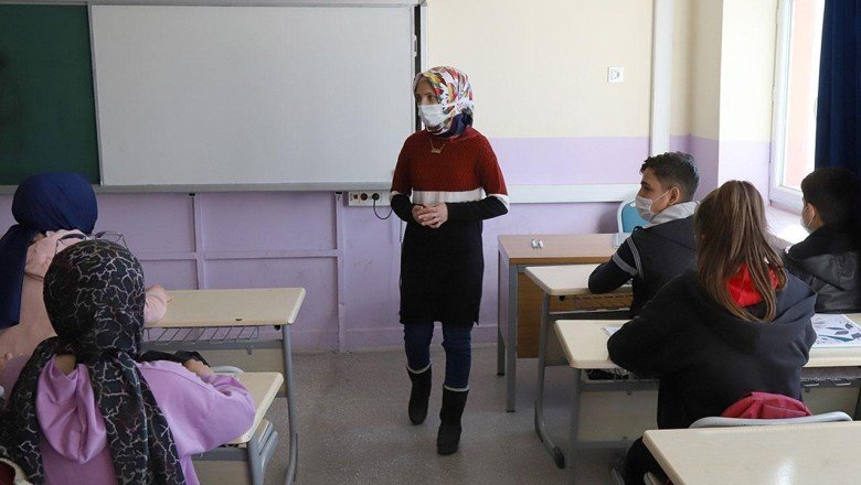 Görme yetisini kaybeden öğretmen öğrencilerini geleceğe hazırlıyor