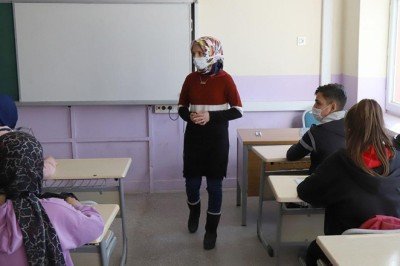 Görme yetisini kaybeden öğretmen öğrencilerini geleceğe hazırlıyor