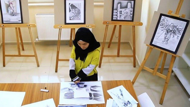 Karakalem çizimleriyle engelleri aştı