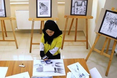 Karakalem çizimleriyle engelleri aştı