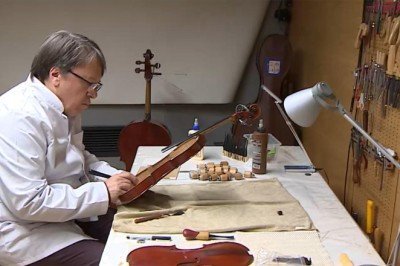 Osman Zeki Üngör'ün asırlık kemanı yılbaşı konseri için hazırlanıyor